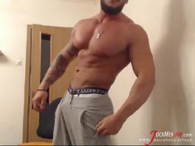 Huge Muscle Stud Poses on Webcam - JockMenLive