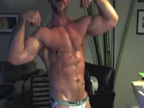 muscle hunk on cam