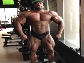 Brandon Curry: Gym Posing