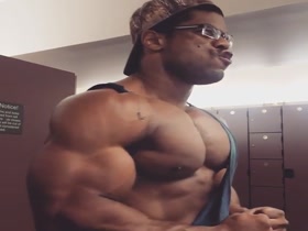 Donte Franklin's Huge Pecs - too big for his shirt