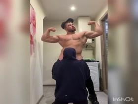 115kg Bodybuilder get's sucked by 55kg femboy while flexing his muscle