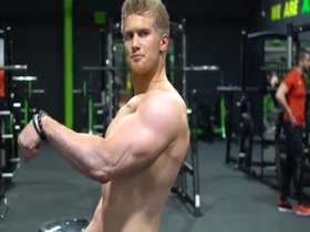 Zac Aynsley training MASSIVE biceps