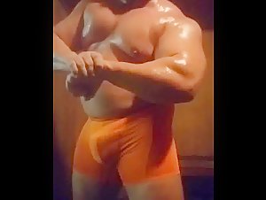 Muscle asian daddy posing his oily body