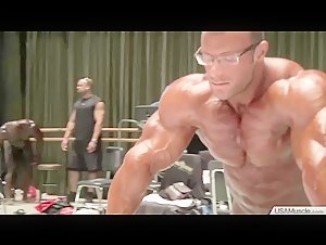 Muscle Advent Calendar Day 14: Alexandre Nataf in the pump room