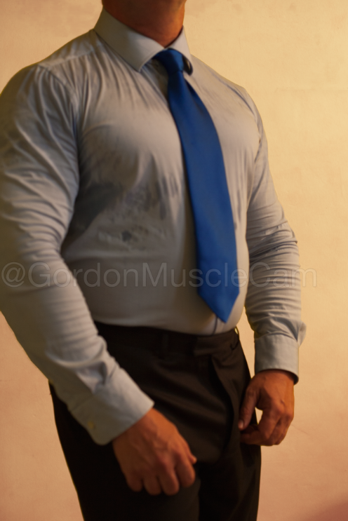 Squeezing my muscles in a shirt, do u like my tie?
