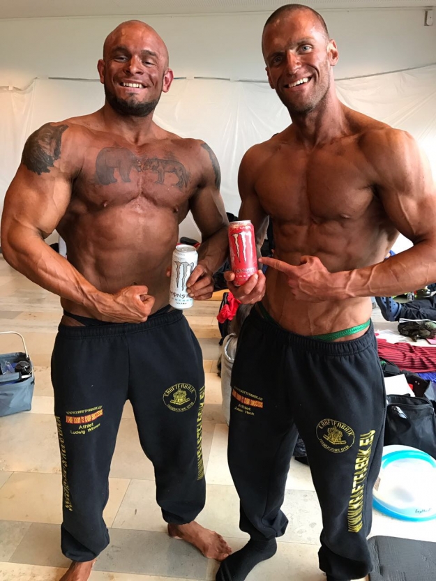 2 Bodybuilder backstage of competition teasing with their posingtrunks.