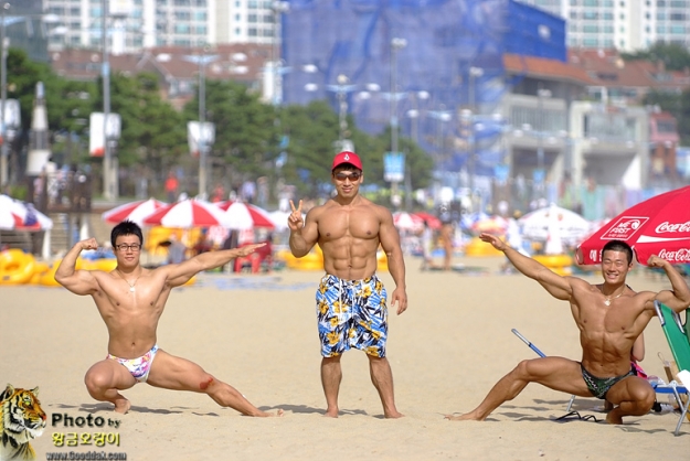 KOREAN MALE BODYBUILDERS GROUP.