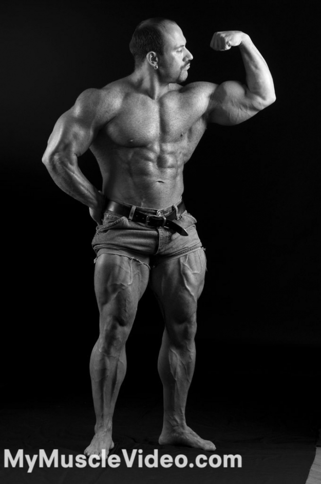 German Bodybuilder Hans Hoffmann flexing