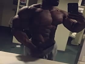 SEXY BLACK MUSCLE !