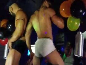 HOT STRIPPERS !