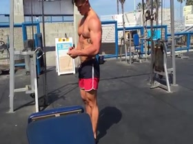 Teen bodybuilder Kyle train chest at Venice