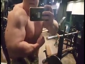Massive Asian guy flexes in the gym
