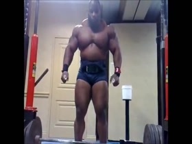 Muscle bull powerlifter warming up