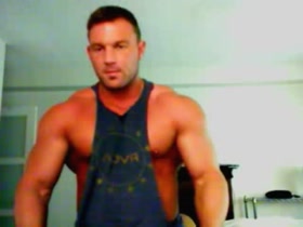 Hunky bodybuilder webcam show
