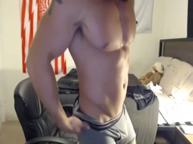 Hot Young Webcam Muscle Show and Wank