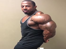 Joe Mackey - Huge Delts and Triceps