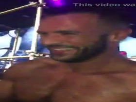Musuclar stripper let his dick sucked by the audience