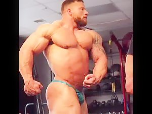 Martin Fitzwater dwarfs massive bodybuilder