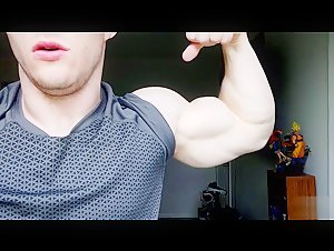 Thomas Terry (Game of Swolls) flexes his AMAZING muscles
