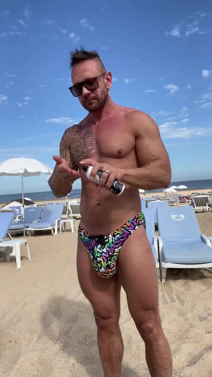 Tom of Brussels bulging at the beach - MyMusclevideo.com