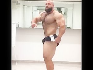 Hairy musclebear posing
