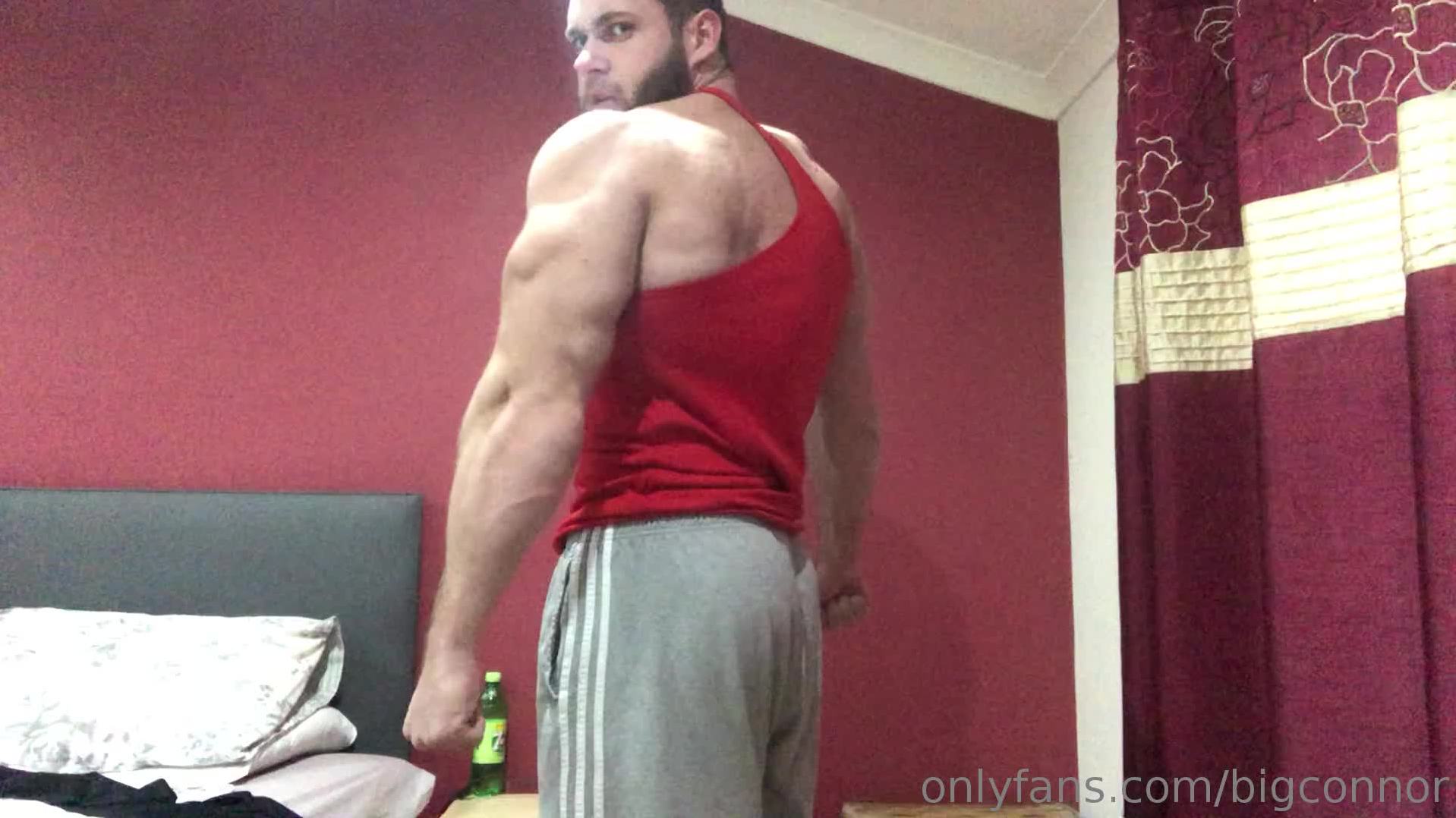 Huge bodybuilder - MyMusclevideo.com