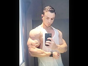Muscletwink flexing his huge arms