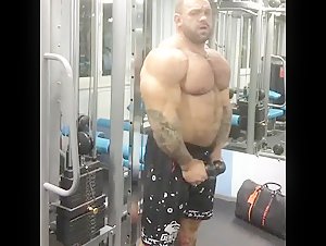 Shirtless muscle daddy - beefymuscle.com