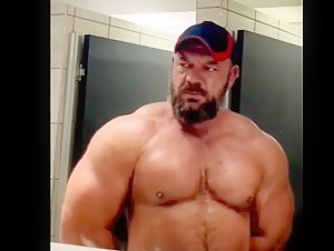 who's this muscle daddy?