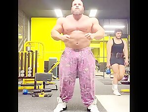 Super hulk at 304lbs monster muscle flexing! - beefymuscle.com