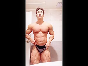 Muscle Asian Stud flexes his Beefy Body