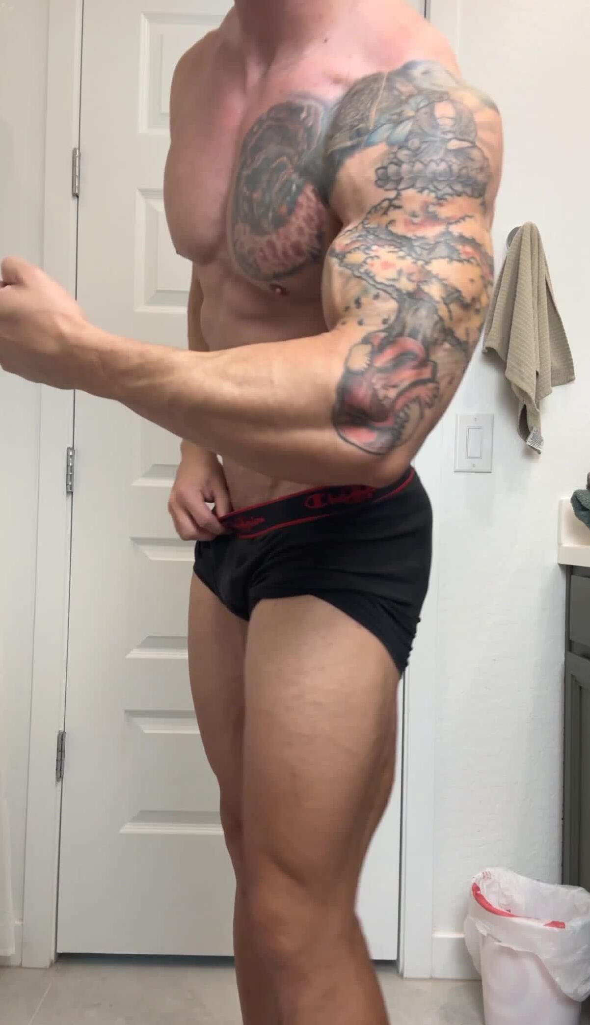 Wharton poses - MyMusclevideo.com