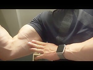 Pumped muscles flexing