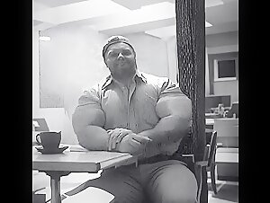 Massive Muscleman in tight Shirt