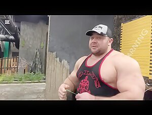 Ivan Makarov (Иван Макаров) measuring huge bicep