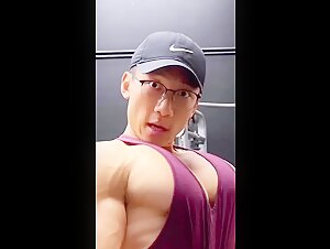 Scott Zheyu pumps up his great big pecs