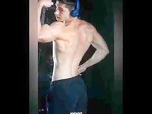 Str8 MUSCLE FLEXING