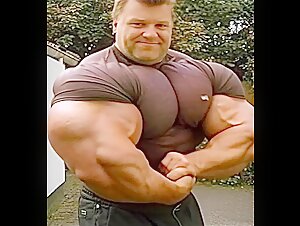 Massive Biceps in tight T-Shirt