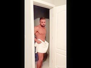 Muscled hung dude flex and wank 1