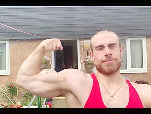 Outdoor biceps flex