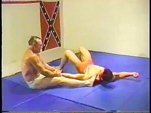 HANDSOME BODYBUILDER VERBAL LEG SPREAD