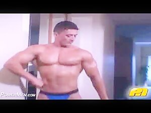 Bodybuilder thong in the bed and play