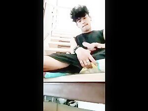 Guapo muchacho indonesio seductor