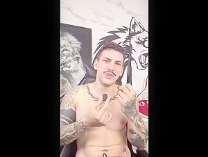 Hot dude and his musky armpits