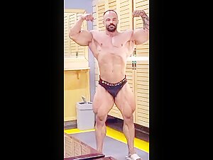 Big Daddy show muscle - possing
