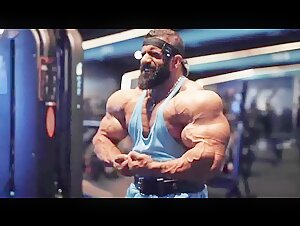 Hadi flexing between sets